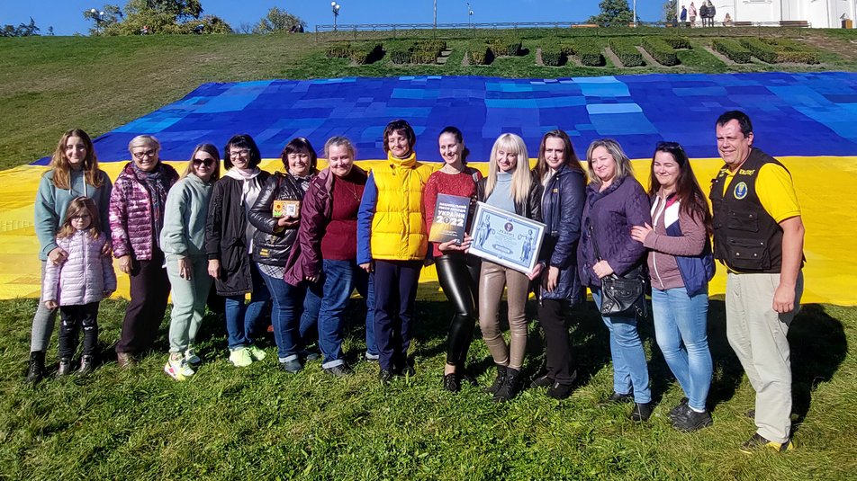 В'язали майже у всіх країнах: у Чернігові розгорнули найбільший прапор України та встановили рекорд