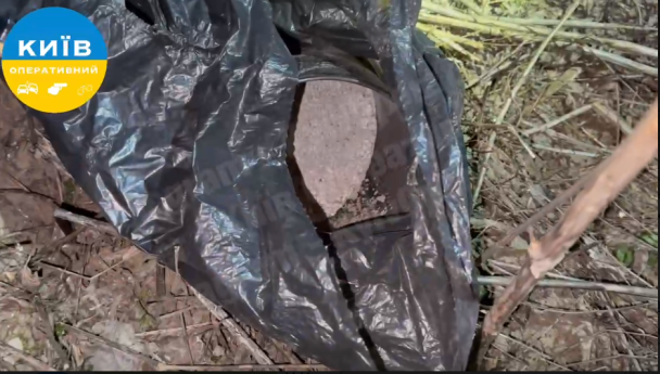 В Киеве на пустыре нашли урны с прахом умерших: детали скандала