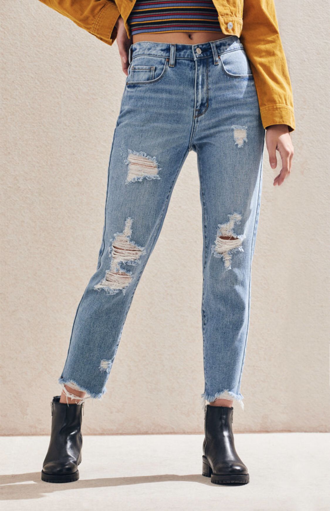 Джинсы, которые уже не в моде: что носить вместо них осенью 2025