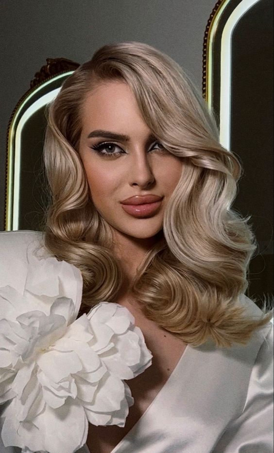 Які вечірні зачіски зараз у тренді