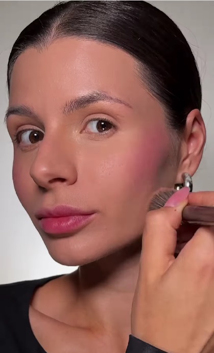 Як зробити трендовий макіяж у кольорі бургунді: блогерка розкрила секрети (відео)