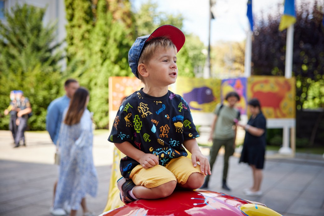 По мотивам известной художницы: возле ОП открыли современную арт-площадку с причудливыми фигурами (фото)