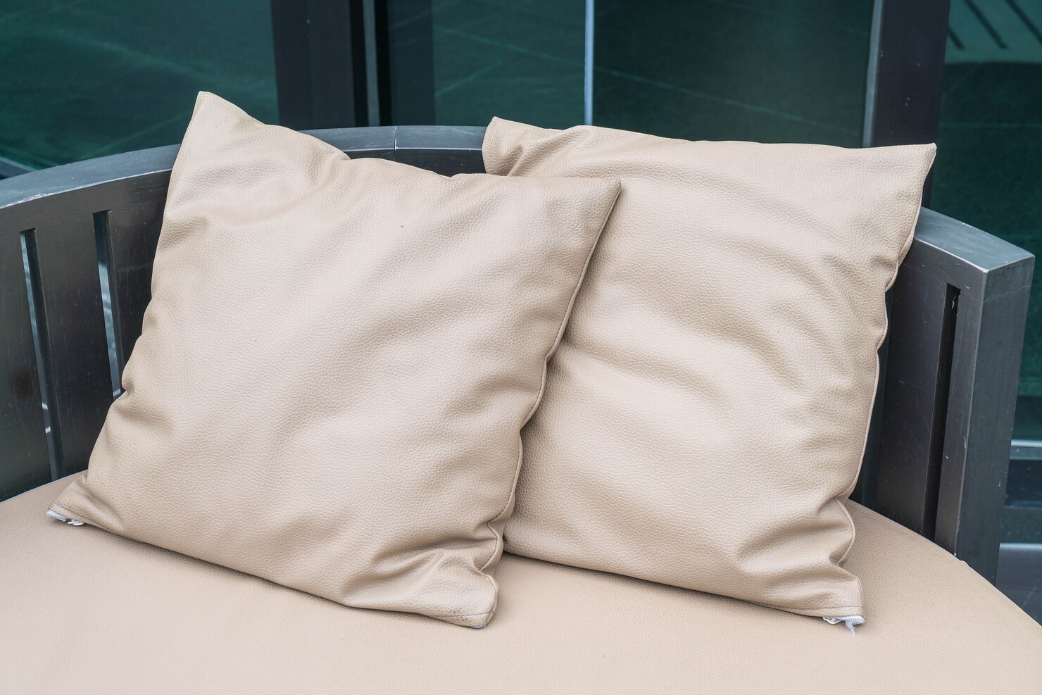 Не для сну: 9 креативних ідей, що можна зробити зі старої подушки