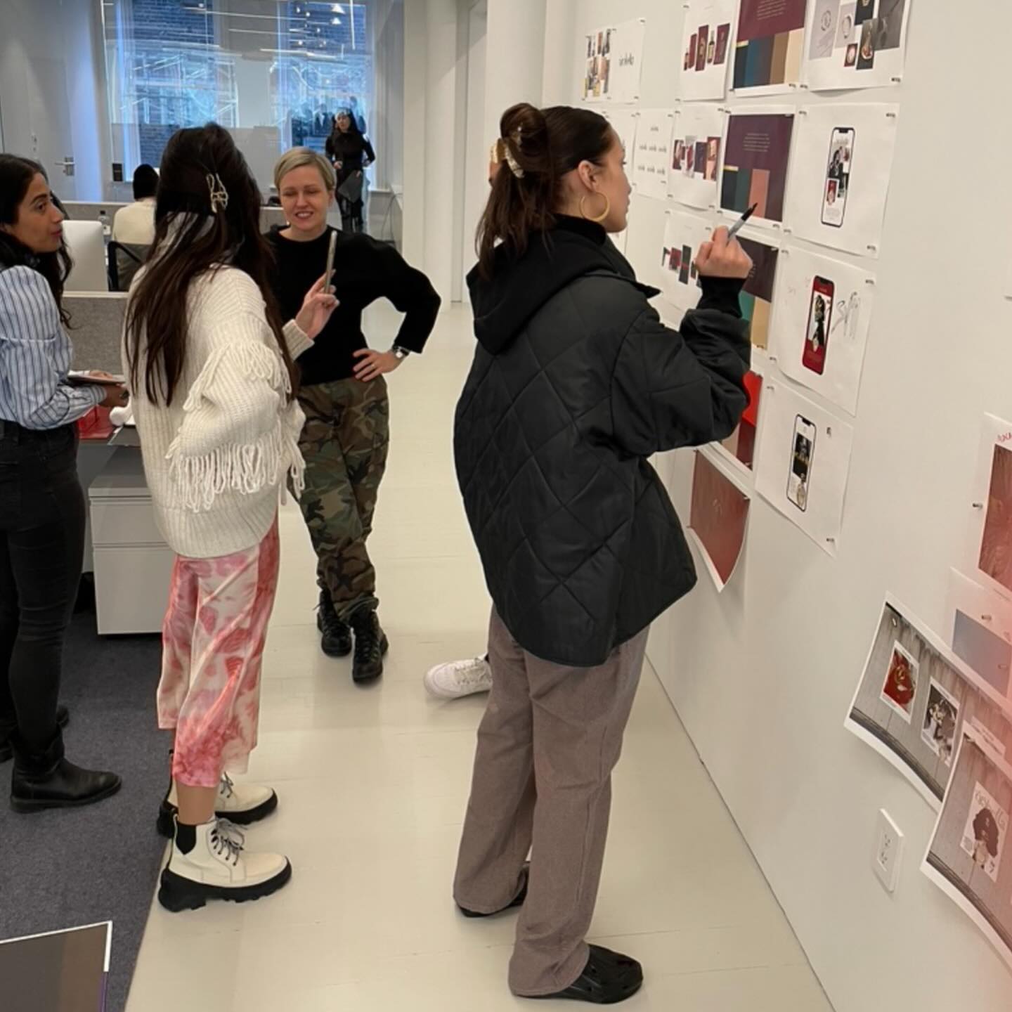 Белла Хадід вперше за 5 років відкрила залаштунки створення авторських парфумів (фото)