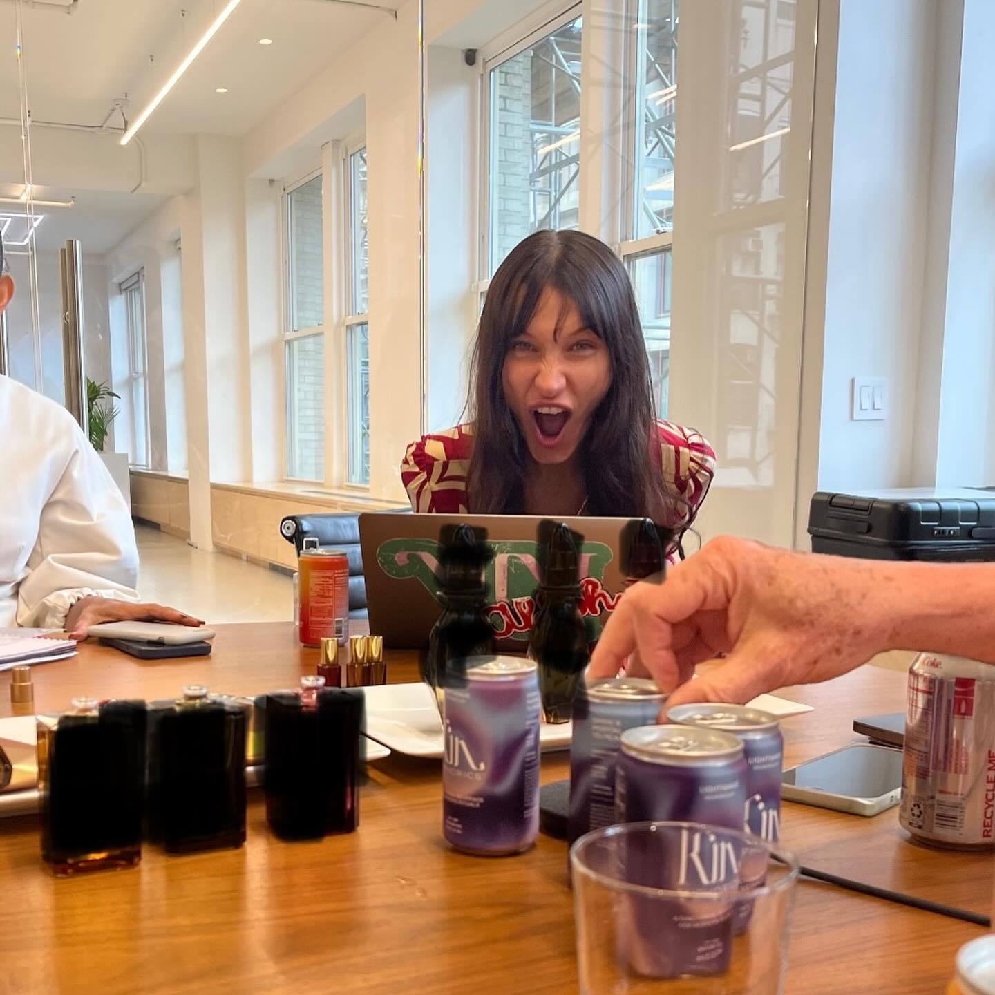 Белла Хадід вперше за 5 років відкрила залаштунки створення авторських парфумів (фото)