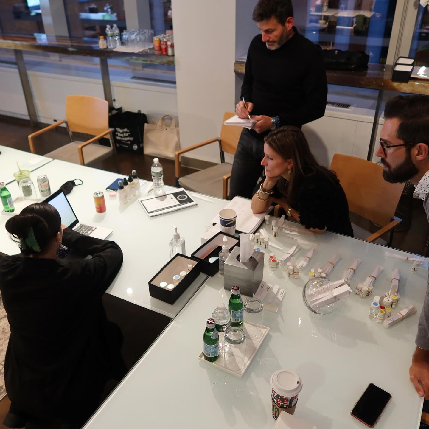 Белла Хадід вперше за 5 років відкрила залаштунки створення авторських парфумів (фото)