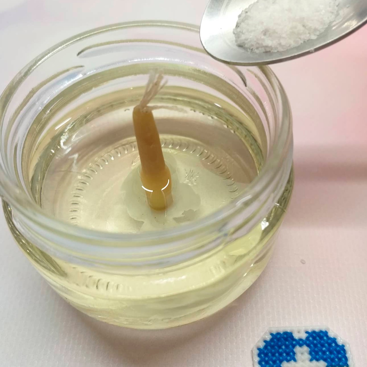 Як зробити просту свічку, яка горітиме 10-12 годин