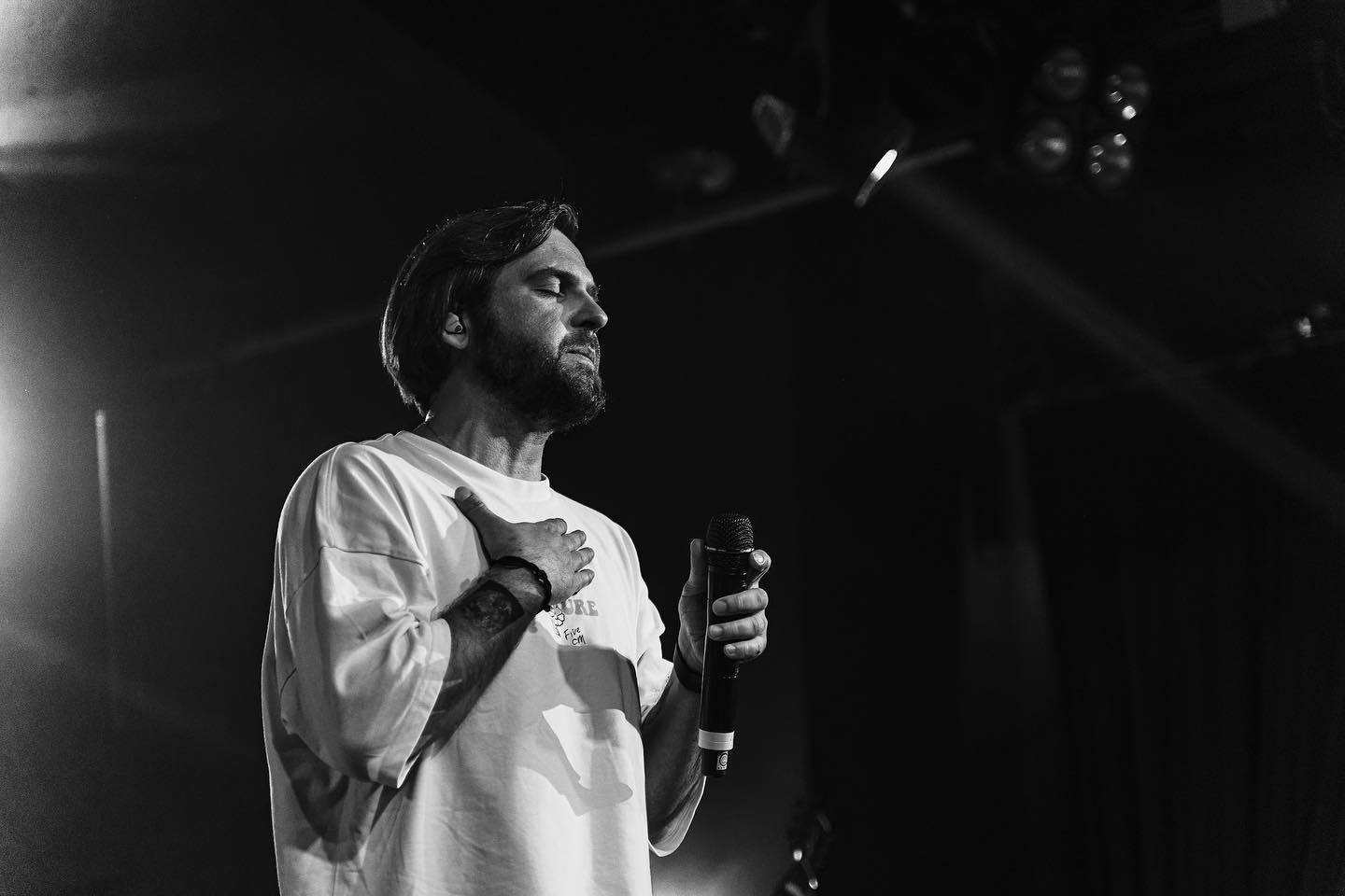 Відомий український співак опинився в інвалідному візку