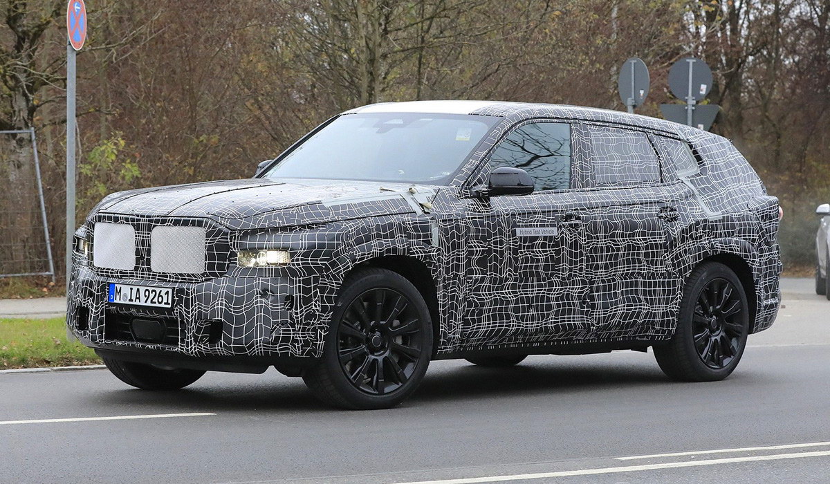 Манифест нового стиля: BMW готовит гибридный спортивный кроссовер XM с необычным дизайном