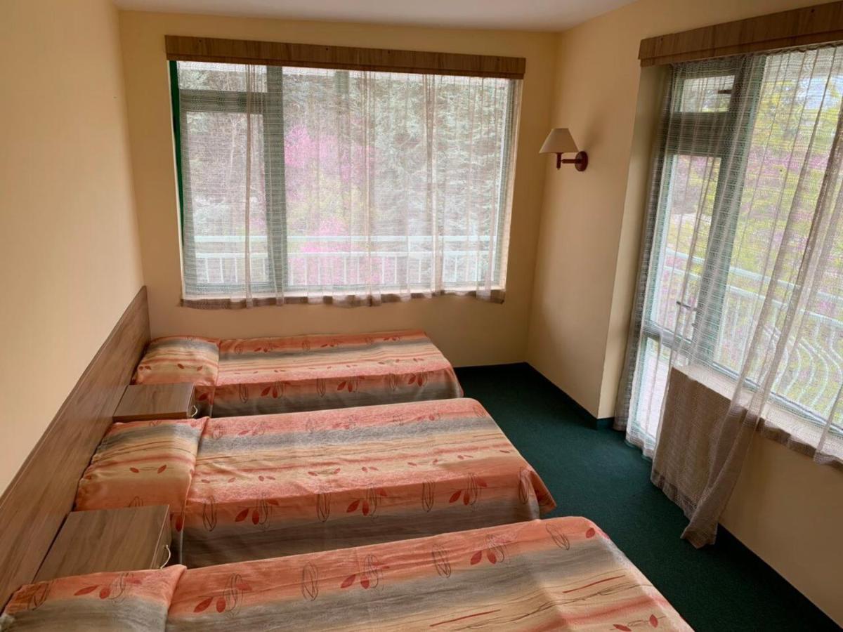 Із харчуванням і виплатами. Українцям продовжать проживання у готелях Болгарії до весни