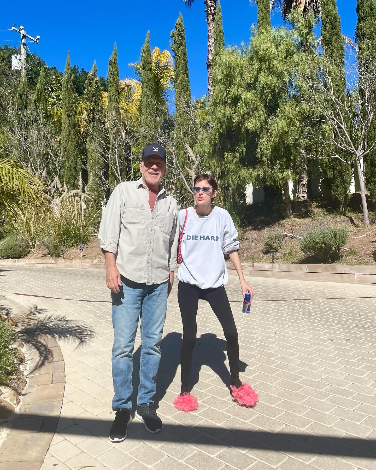 Дочь Брюса Уиллиса показала трогательные кадры с отцом: как сейчас выглядит тяжелобольный актер (фото)