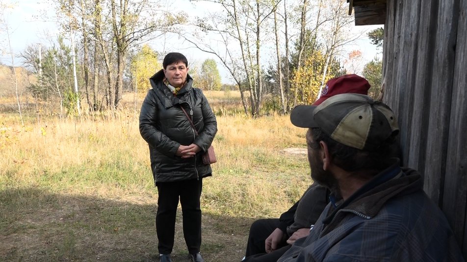 На подвір'ї лежать осколки боєприпасів: у селі біля кордону з Білоруссю лишилося четверо жителів