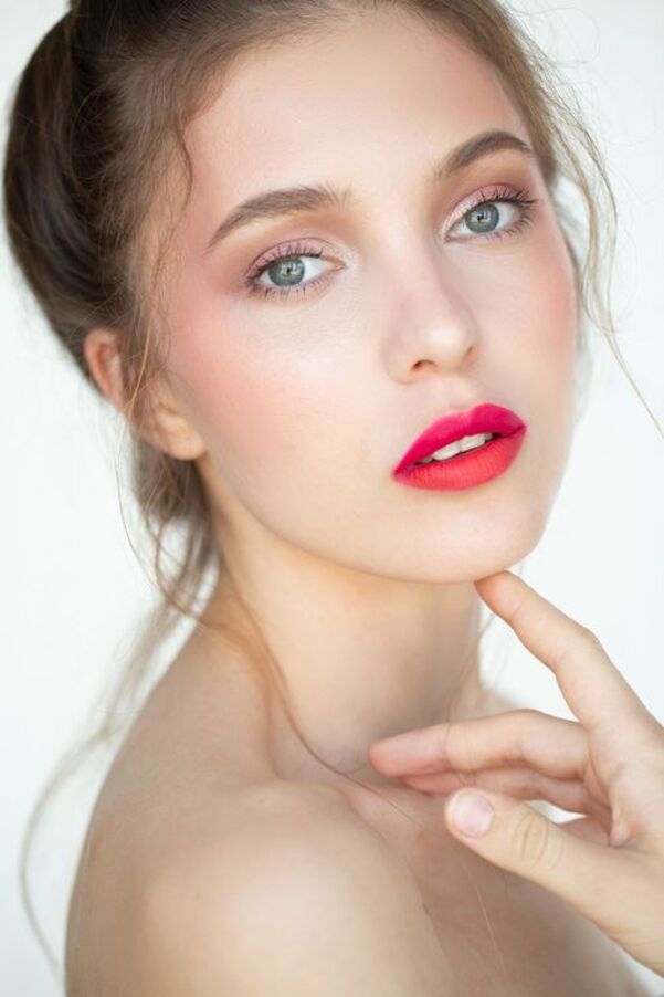 Такий макіяж зробить жінку значно молодшою: 5 простих секретів