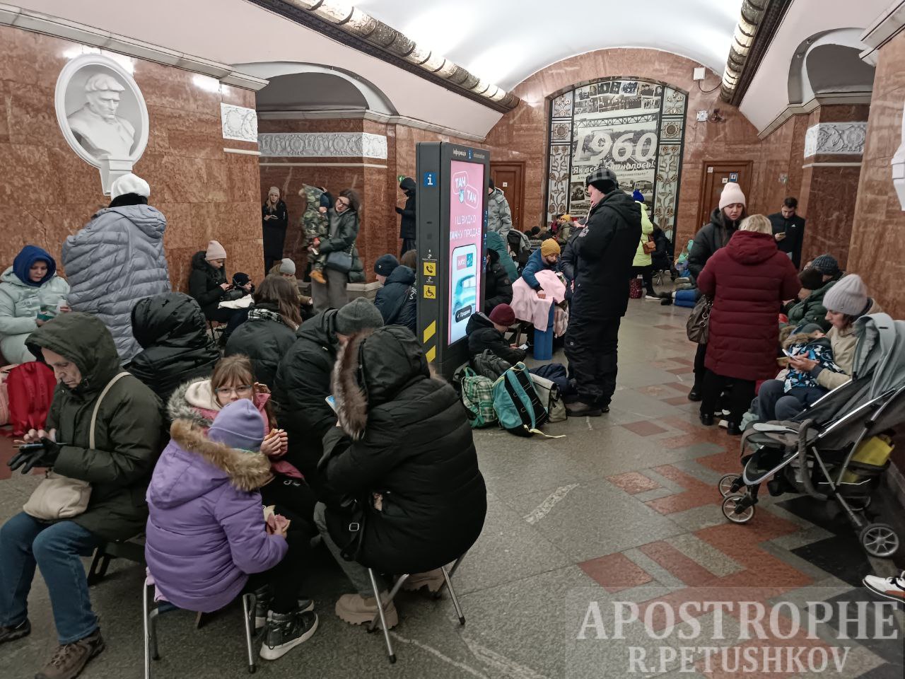 В метро Києва - колапс. Хтось ховається від ракет, хтось поспішає на роботу (фото)