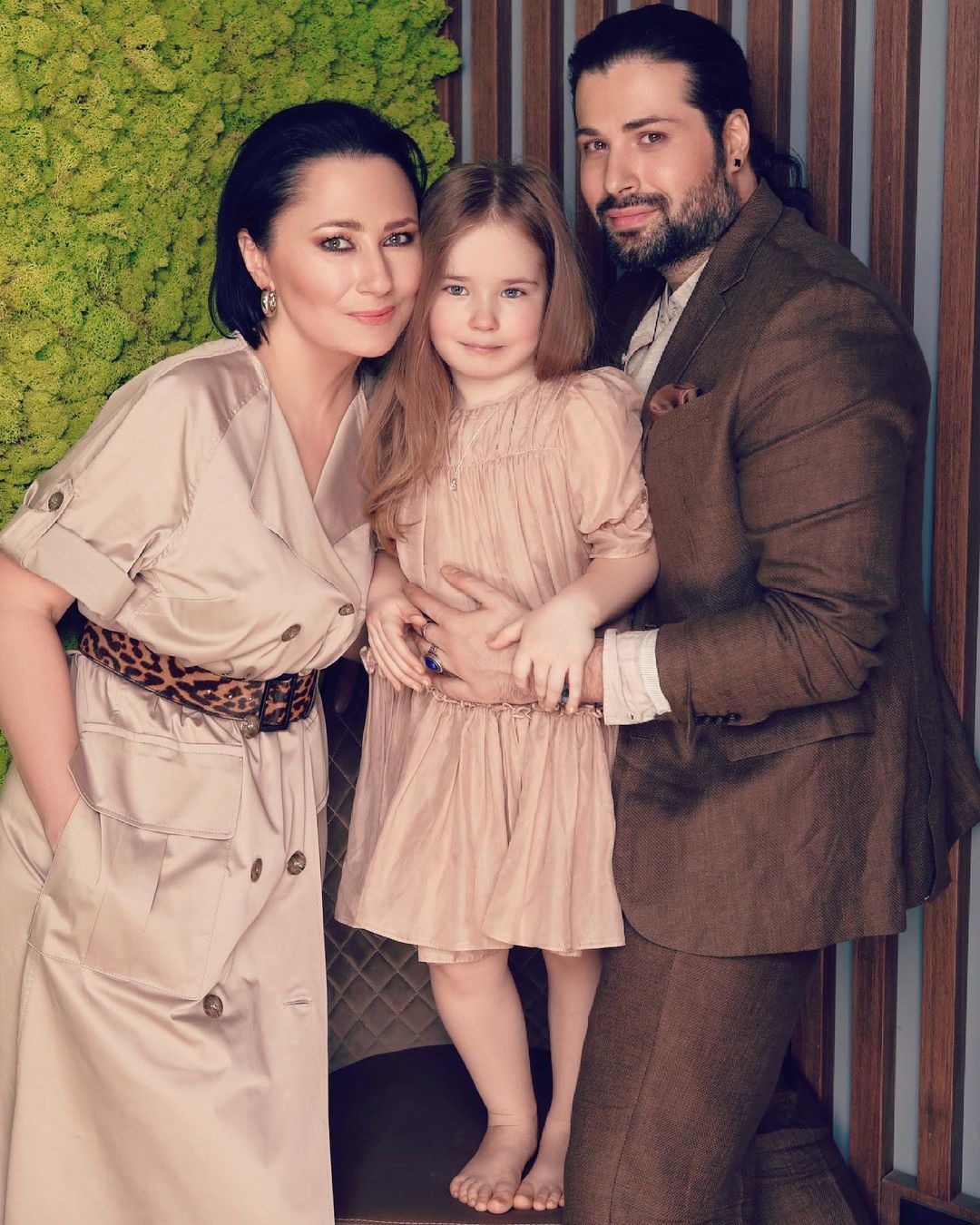 Олена Мозгова показала молодого батька на архівному фото