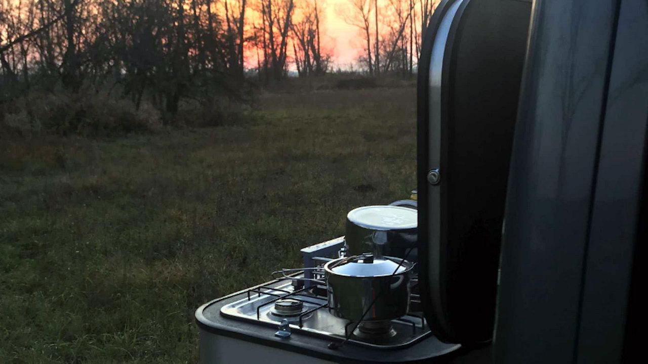 Кемпер не нужен: создана мобильная кухня для авто с газовой плитой, раковиной и холодильником
