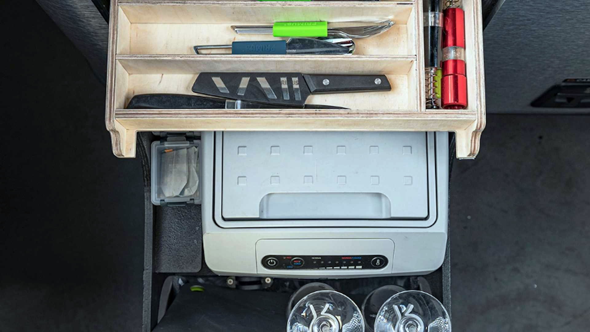 Кемпер не нужен: создана мобильная кухня для авто с газовой плитой, раковиной и холодильником