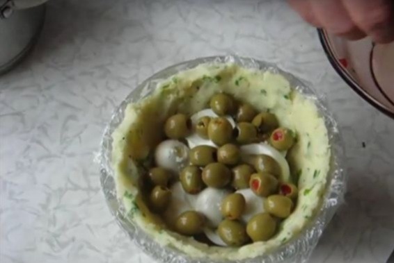 Закусочний картопляний торт із рибою: такого ви точно ще не готували!