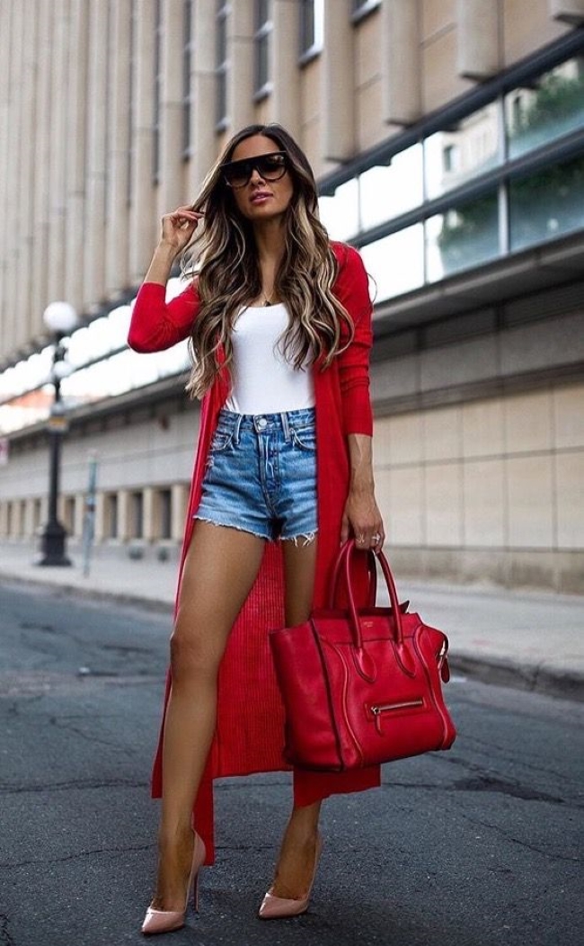 Стилістка розповіла, як стильно носити речі у трендовому червоному кольорі