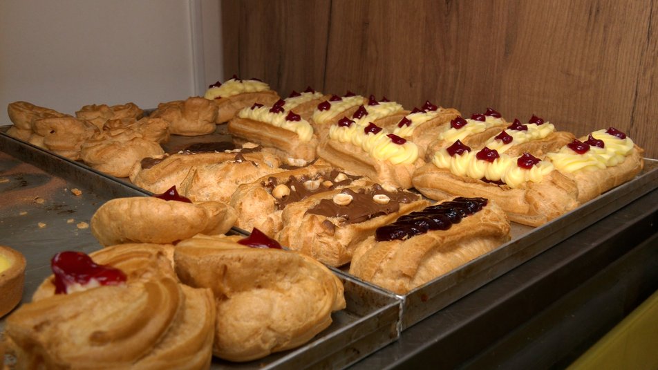 Студент з Івано-Франківська пече смаколики у пекарні та передає їх ЗСУ: історія кондитера