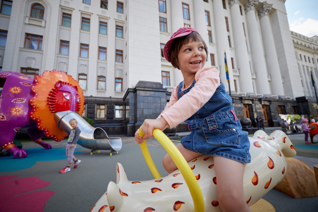 По мотивам известной художницы: возле ОП открыли современную арт-площадку с причудливыми фигурами (фото)