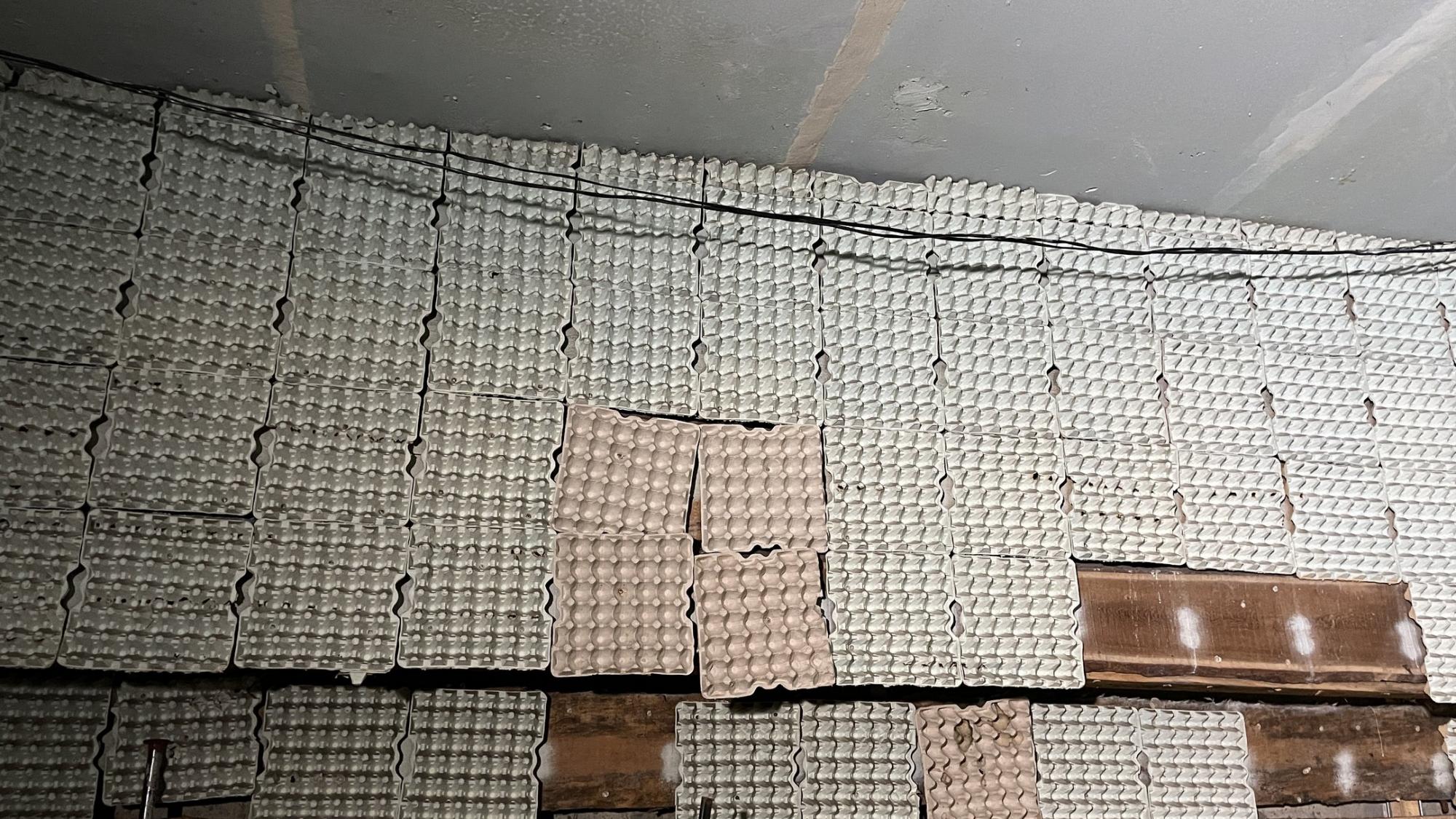 Електричні кабелі та протигази: з'явилися нові фото з катівні окупантів в Ізюмі