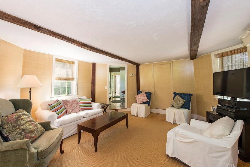 Дом, где жила Мэрилин Монро с любовником, не могут продать уже десять лет. Смотрите, что с ним не так