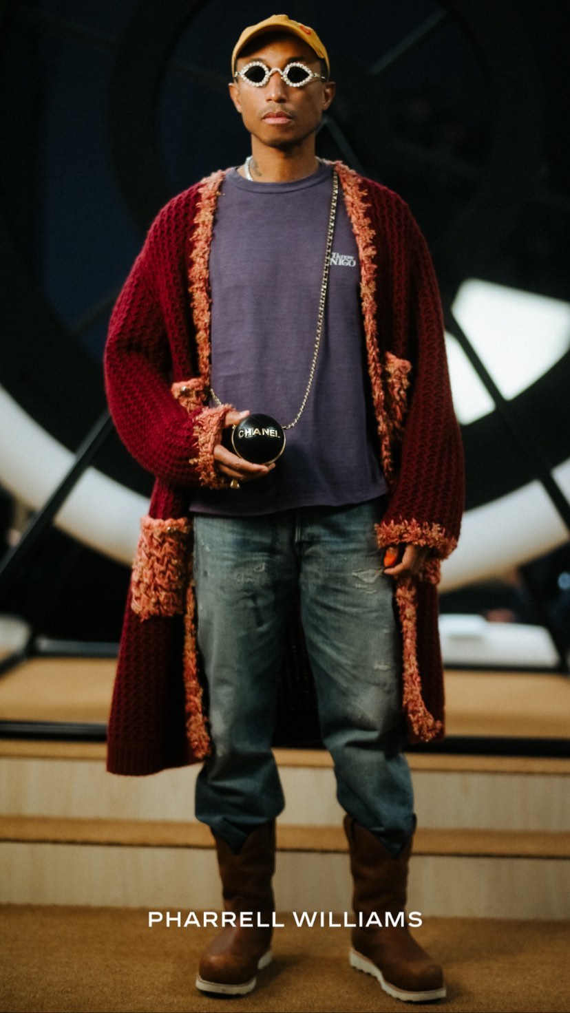 Марго Робби в белоснежном блейзере, Ванесса Паради в блестящей блузе: лучшие звездные образы показа Chanel Couture