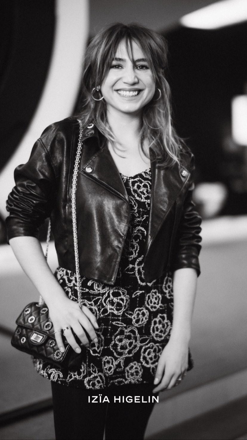 Марго Робби в белоснежном блейзере, Ванесса Паради в блестящей блузе: лучшие звездные образы показа Chanel Couture