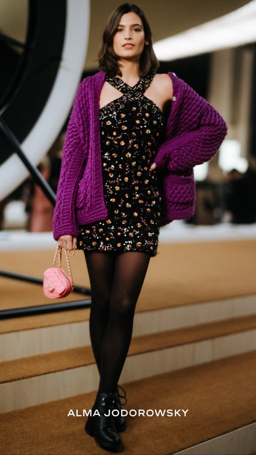 Марго Робби в белоснежном блейзере, Ванесса Паради в блестящей блузе: лучшие звездные образы показа Chanel Couture