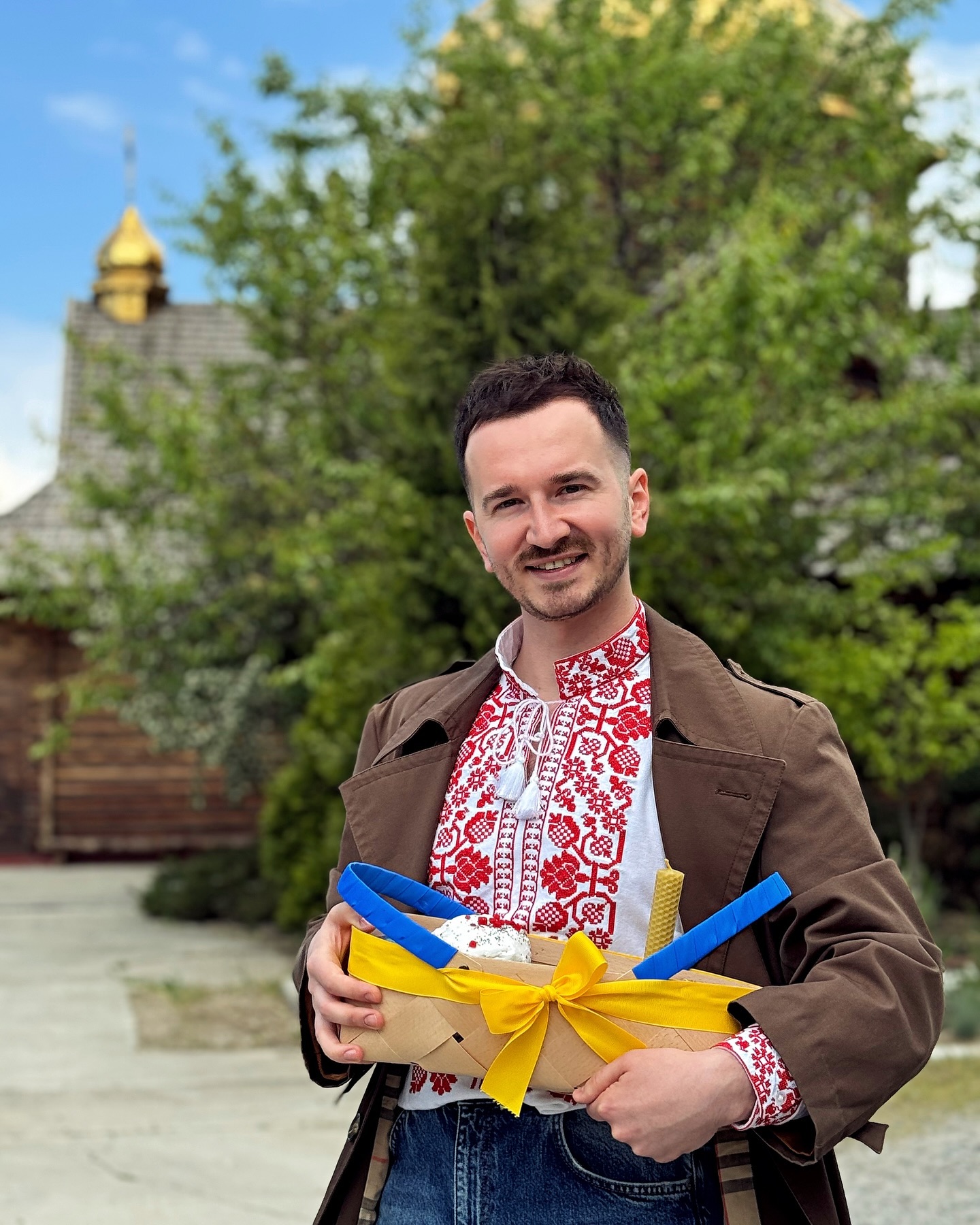 Вишиванки і не тільки. В яких вбраннях українські знаменитості зустрічають Великдень (фото)