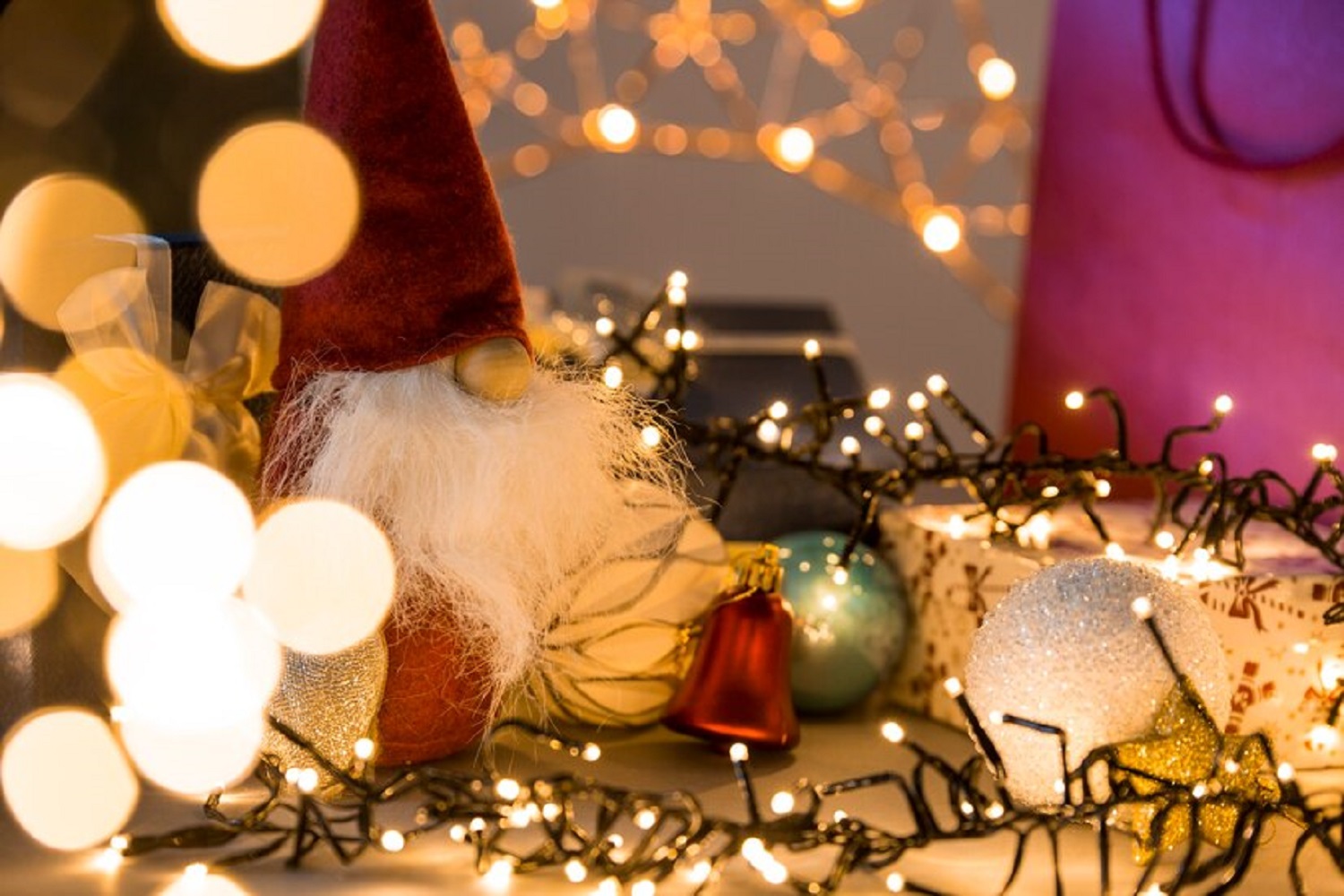 Як красиво розвішати гірлянди у квартирі, щоб створити святковий настрій