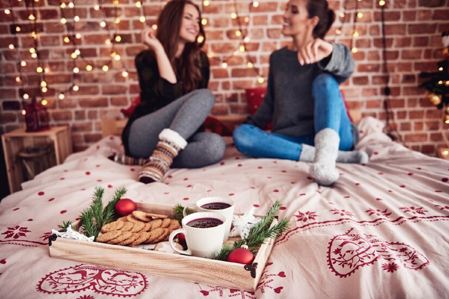 Святкова атмосфера у спальні: як прикрасити ліжко до Нового року