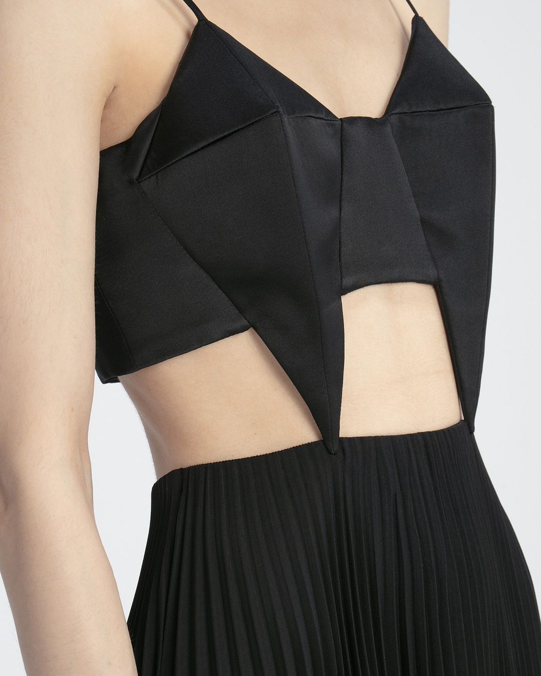 Сукні з вирізами, бомбери і панчохи: 5 мікротрендів Тижня моди в Лондоні осінь-зима 2022