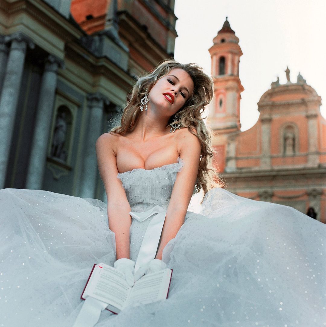 Супермодель навсегда: 51-летняя Клаудиа Шиффер демонстрирует безупречную фигуру 90-60-90