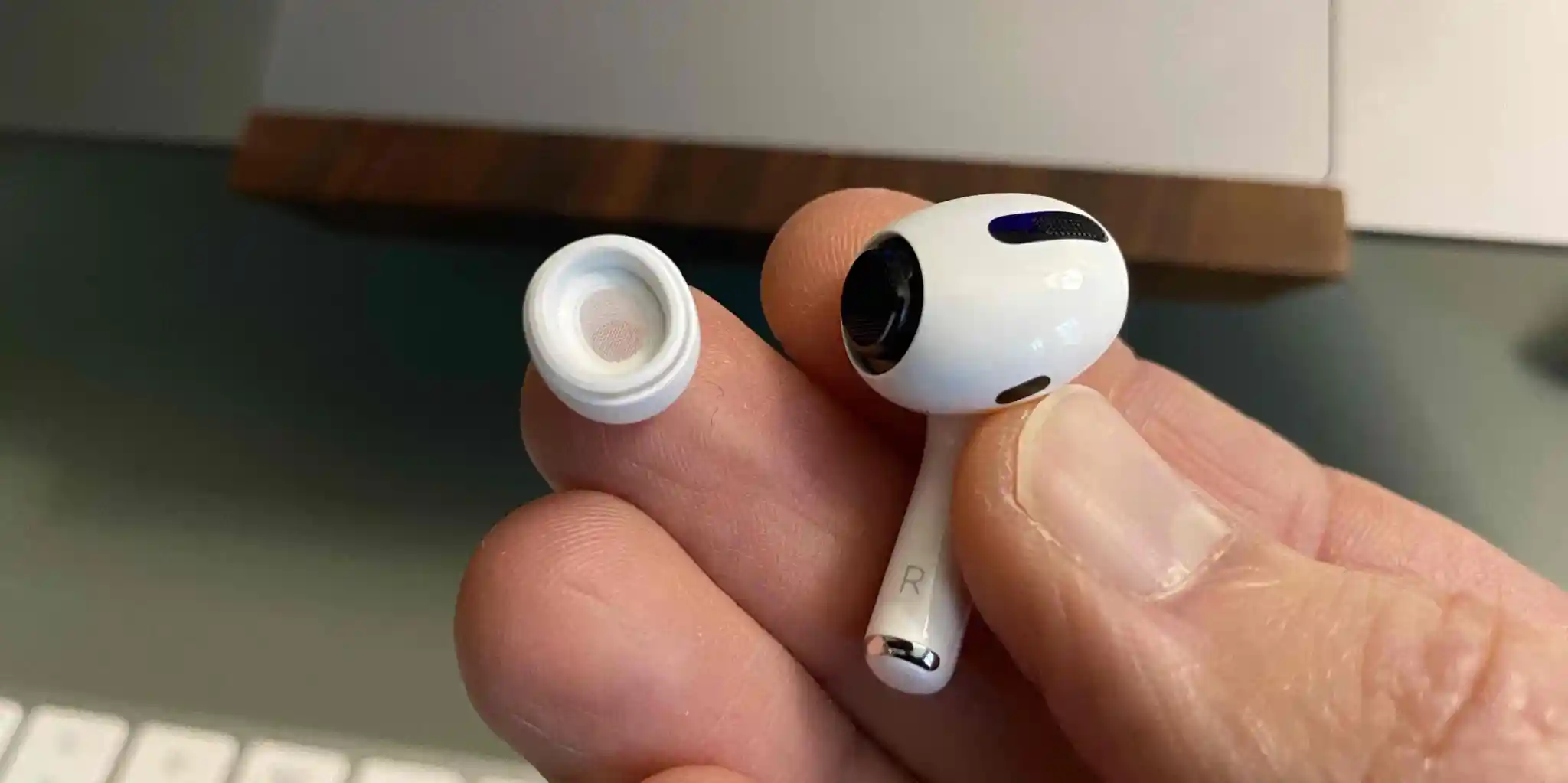 Найкращі методи догляду за AirPods: як правильно чистити, щоб навушники прослужили довго