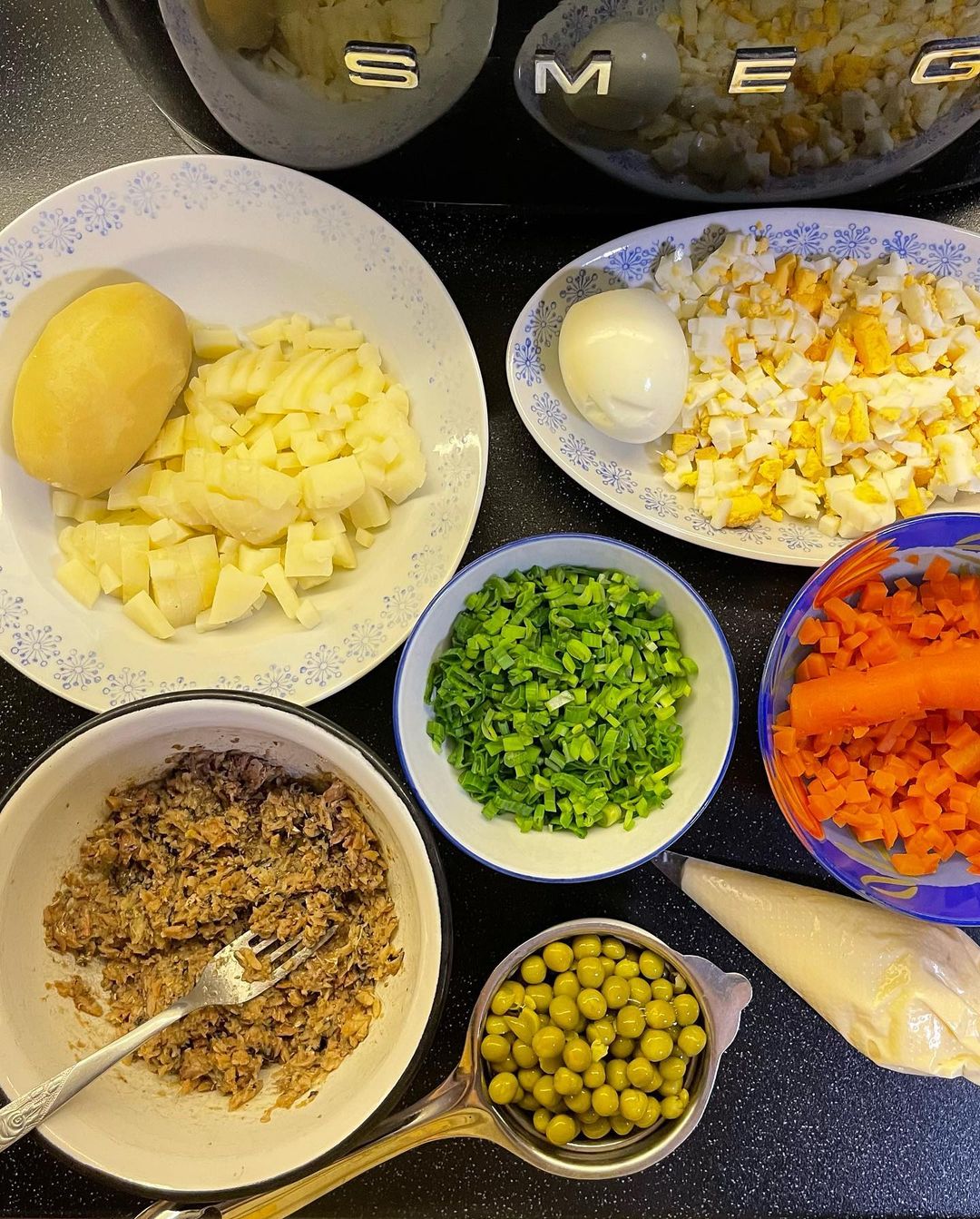 Бюджетний новорічний салат зі шпротами: це неймовірно смачно!