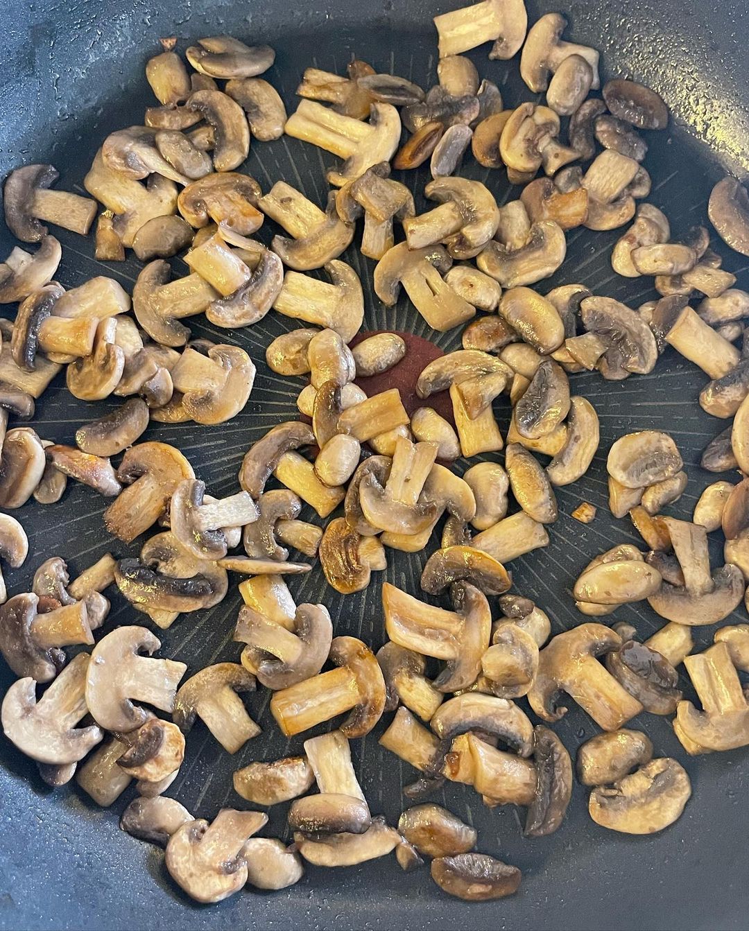 Салат з курки та грибів: бюджетне та просте рішення для святкового столу