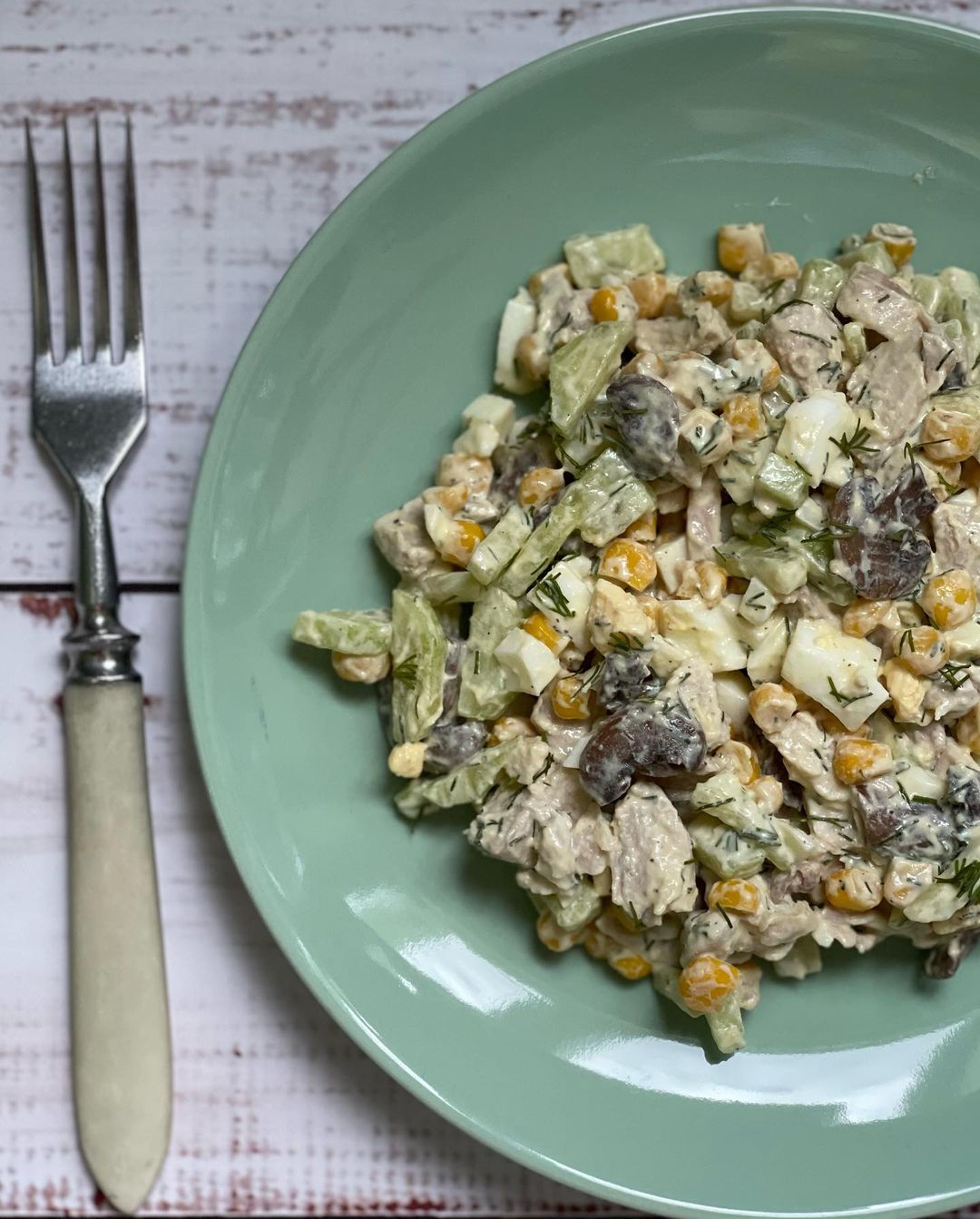 Салат з курки та грибів: бюджетне та просте рішення для святкового столу