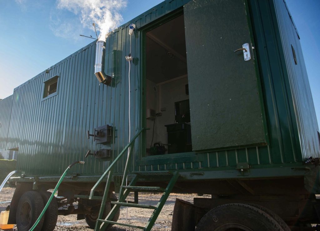 Порошенко з волонтерами готує на фронт нову партію побутових кунгів