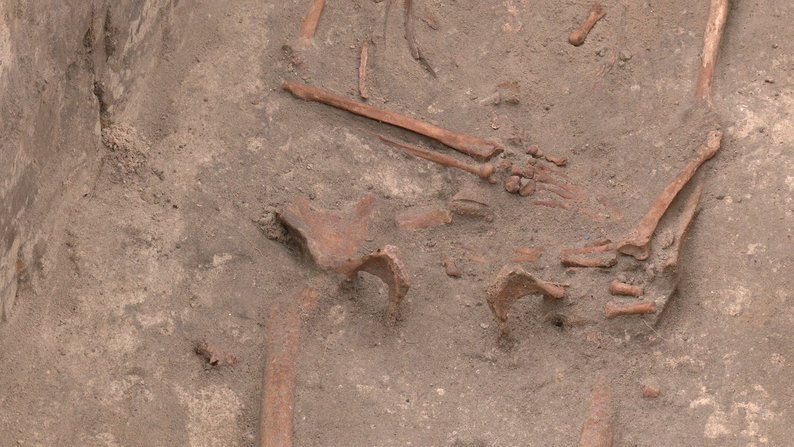 Під Рівним археологи знайшли рідкісні поховання із монетами і медальйоном ХVІII століття (фото)