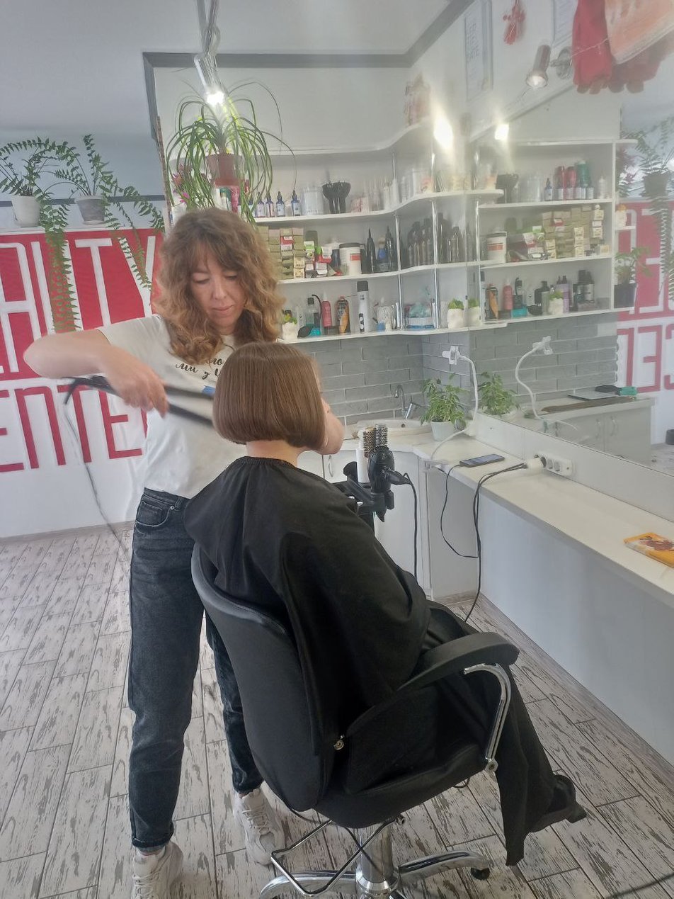 Хоче, щоб тато повернувся з полону: українка обстригла довге волосся, щоб допомогти ЗСУ