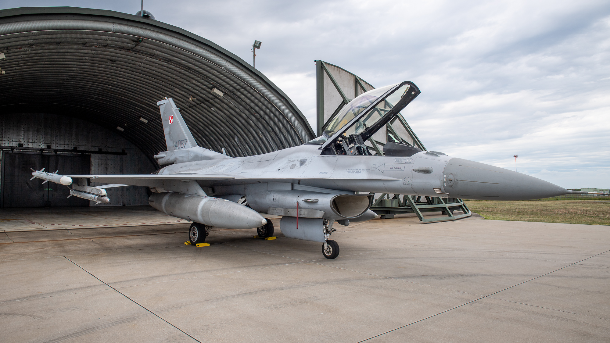 Почему Польша поднимает истребители во время атак РФ по Украине, но не "включает" ПВО