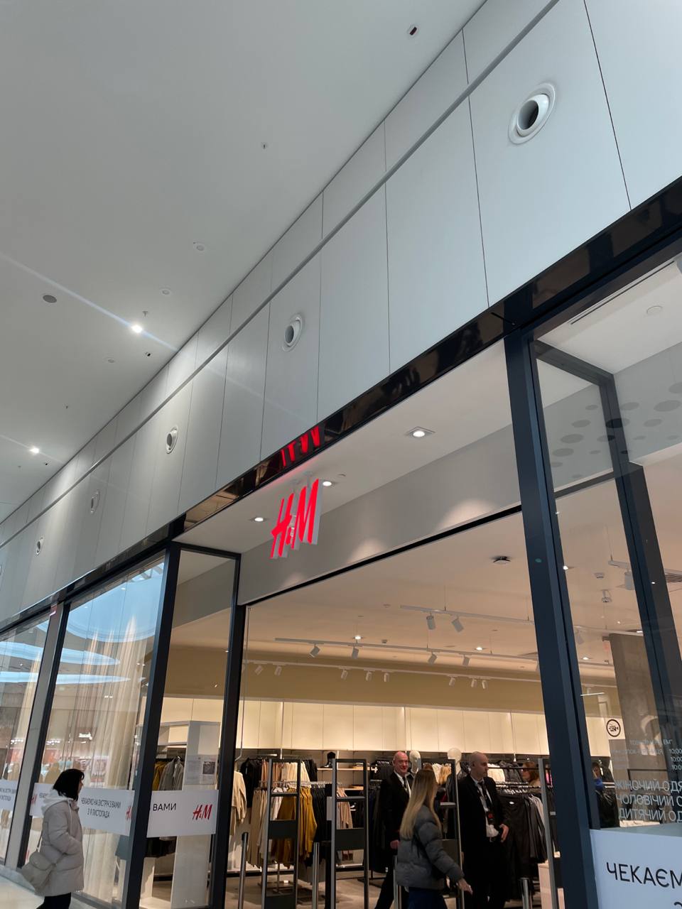 H&amp;M повернувся до України: фото та відео черг та емоції модників