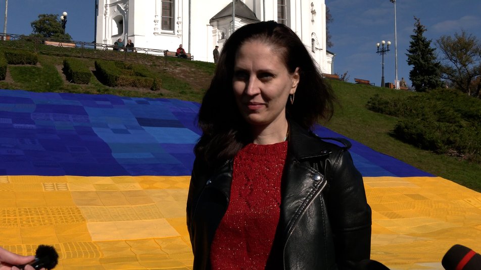 В'язали майже у всіх країнах: у Чернігові розгорнули найбільший прапор України та встановили рекорд