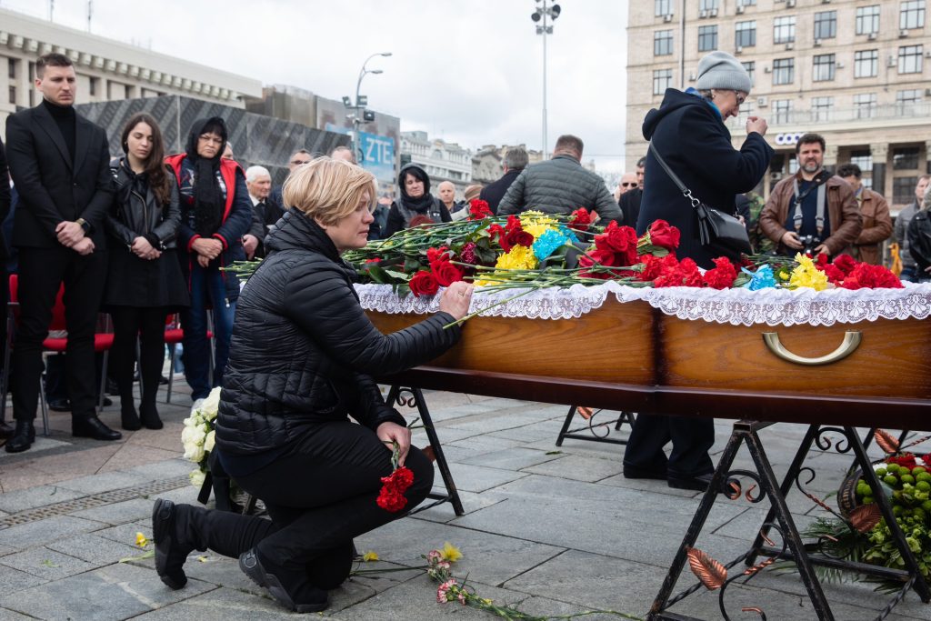 Порошенко з побратимами на Майдані Незалежності попрощалися із Олегом Барною: фото