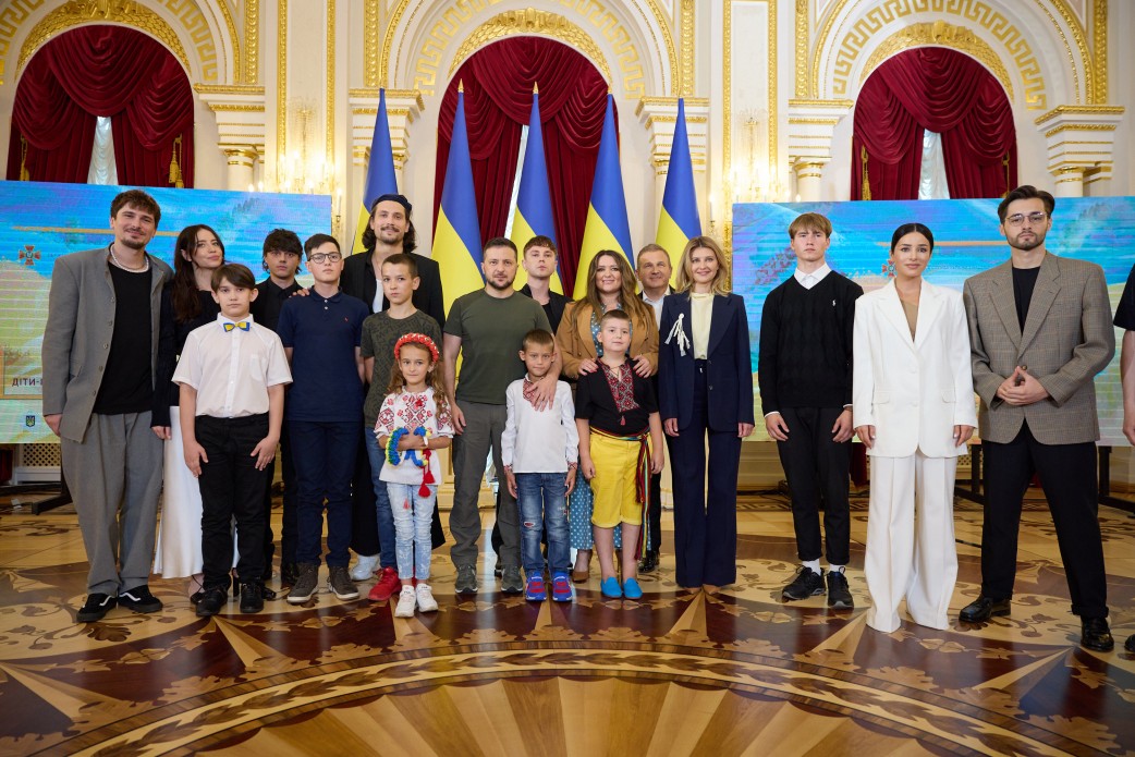 7-річна українка купила для воїнів ЗСУ 4 авто, дрони і Starlink, роблячи віночки (відео і фото)