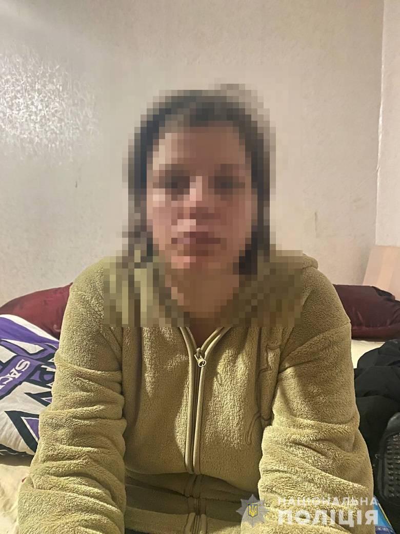 У Києві жінка хотіла стрибнути з 12-го поверху з 3-річним сином на руках: годину вмовляли злізти