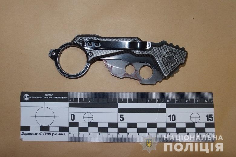 В Киеве парень на улице, гуляя с друзьями, пырнул ножом бездомного в шею