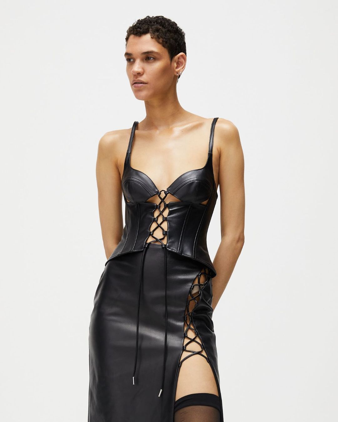 Сукні з вирізами, бомбери і панчохи: 5 мікротрендів Тижня моди в Лондоні осінь-зима 2022